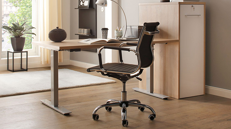 vito Office bei Moebel-Shop - Ein moderner vito Schreibtisch mit Alufüßen und Holzplatte mit passendem vito Büromöbel in einem harmonisch eingerichteten Raum mit Fenster