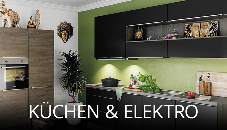 Zeitgemäße Küche mit schwarzen Fronten, Holzschränken und moderner Elektroausstattung, ergänzt durch grüne Wandfarbe, Pflanzen und dekorative Elemente für eine stilvolle Wohnküchen-Atmosphäre