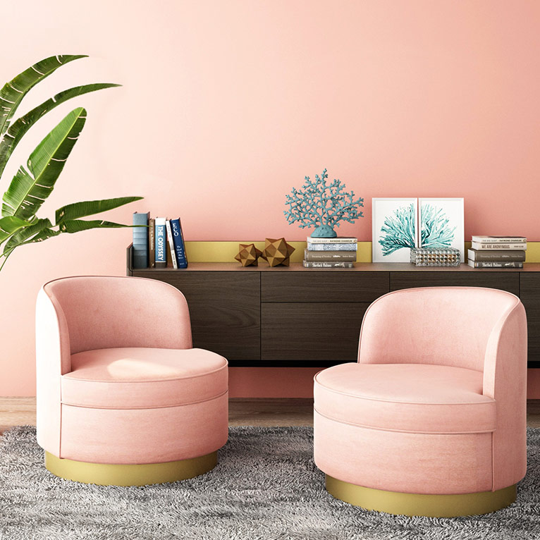 Modernes Wohnzimmer im Candy-Stil mit zwei rosafarbenen Sesseln, dunklem Sideboard, dekorativen Accessoires und sanften Pastelltönen für ein elegantes Ambiente.