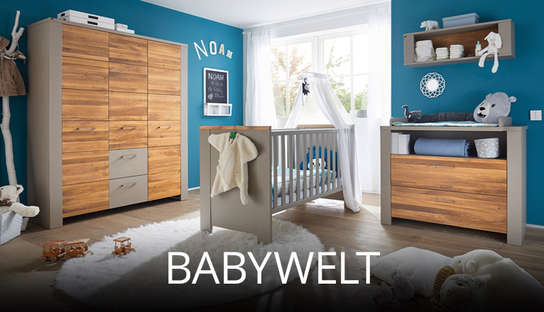 Modernes Babyzimmer mit Holzschrank, Kinderbett mit Baldachin und Wickelkommode, dekoriert in warmen Naturtönen und blauer Wandfarbe, gestaltet für Geborgenheit und Funktionalität