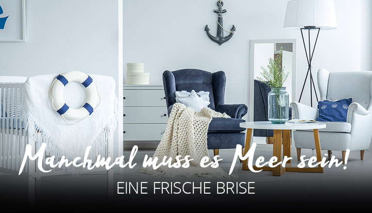 Manchmal muss es Meer sein - Eine frische Brise - Gemütliche helle Sitzecke mit Ohrensesseln in Blau, Grau und Weiß mit Kissen und Decken. Maritime Accessoires wie Anker und Rettungsring.