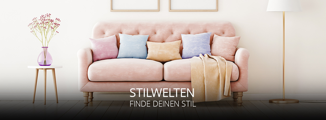 Helles Wohnzimmer mit pastellfarbenem Sofa, vielen Kissen in Rosa, Blau und Gelb, einer Vase mit Blumen auf einem Beistelltisch und einer Stehlampe, ideal für Stil-Inspiration.