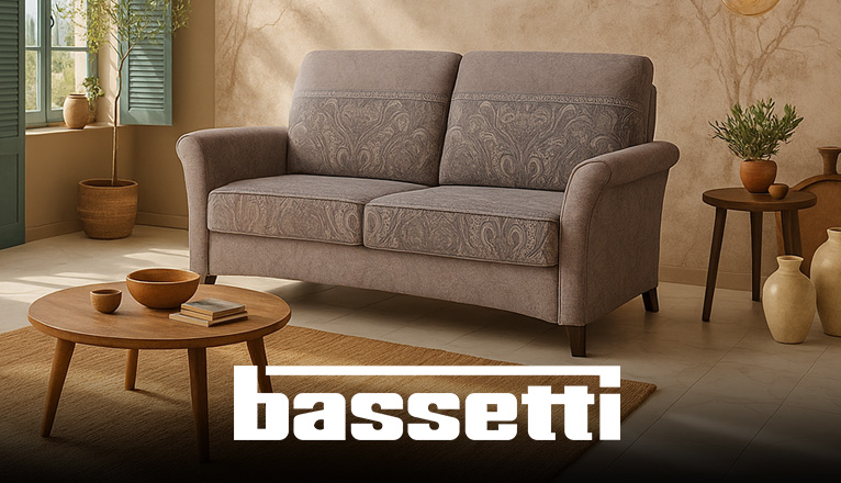 Jetzt Bassetti Sofas entdecken! - Ein Bassetti Sofa in Erdtönen mit dezentem Muster steht in einem itlienischen Ambiente mit bräunlicher Betonwand und Sprossenfenstern mit Fensterläden in Agavengrün
