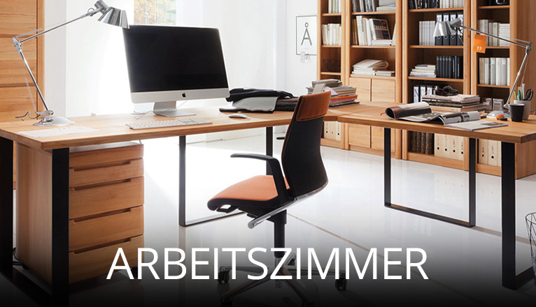 Modernes Arbeitszimmer mit zwei Schreibtischen aus Holz, ergonomischem Stuhl, Regalen voller Bücher und Ordner, hell eingerichtet mit klaren Linien für eine inspirierende Arbeitsatmosphäre