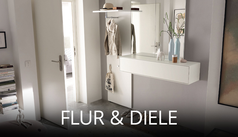 Heller Flur mit modernem Garderobenbereich, Spiegel und schwebendem Sideboard, dekoriert mit Vasen und Accessoires, funktional gestaltet für einen einladenden Eingangsbereich