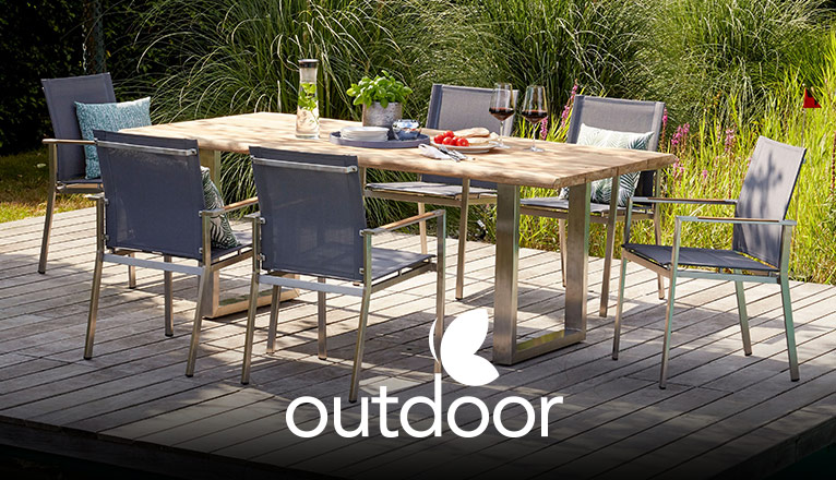 outdoor Gartenstühle bei Moebel-Shop - Ein outdoor Gartentisch mit passenden outdoor Gartenstühlen aus Alu und Holz, bespannt mit einem grauen Kunststoffgewebe, auf einer Terrasse