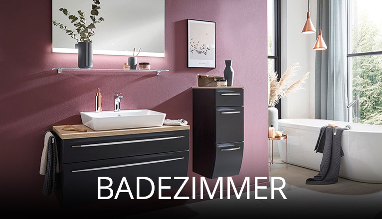 Modernes Badezimmer mit freistehender Badewanne vor großer Fensterfront, stilvollem Waschtisch mit Spiegel, schwarzen Schränken und eleganten Akzenten in warmem Licht für Wellness-Atmosphäre