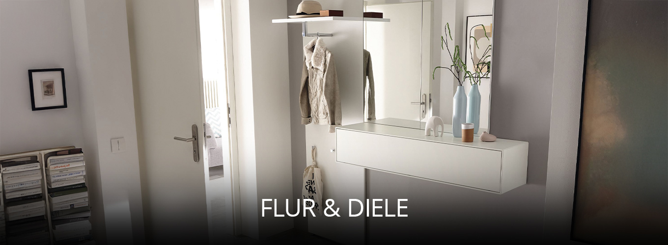 Heller Flur mit modernem Garderobenbereich, Spiegel und schwebendem Sideboard, dekoriert mit Vasen und Accessoires, funktional gestaltet für einen einladenden Eingangsbereich