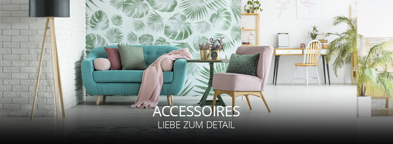 Farbenfroher Wohnbereich mit türkisfarbenem Sofa, roséfarbenem Sessel und dekorativen Kissen, ergänzt durch tropische Tapete, Pflanzen und stilvolle Accessoires für eine frische, gemütliche Atmosphäre