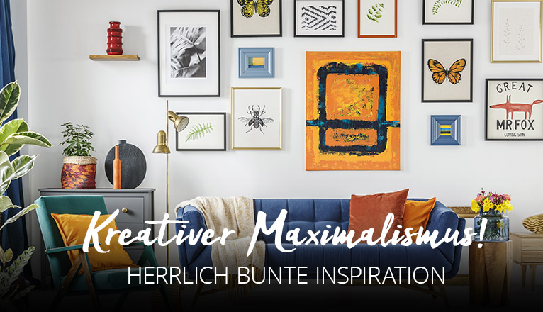 Kreativer Maximalismus - Herrlich bunte Inspiration - Farbkräftige Polstermöbel in Blau und Türkis, kombiniert mit gelben und orangenen Kissen, im Hintergrund farbkräftige Bilder an der Wand