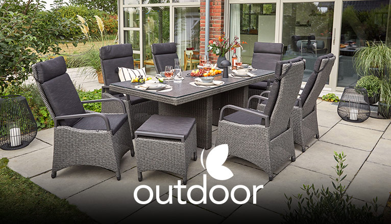 outdoor bei Moebel-Shop - Eine outdoor Garten-Sitzgruppe in Anthrazit aus Kunststoff-Rattan-Geflecht, bestehend aus outdoor Gartenstühlen, Hockern und einem outdoor Gartentisch auf einer Terrasse mit Grünpflanzen