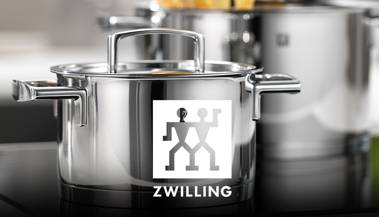 Zwei Kochtöpfe von ZWILLING auf dem Herd; im hinteren, leicht unscharfen Kochtopf werden Nudeln gekocht.