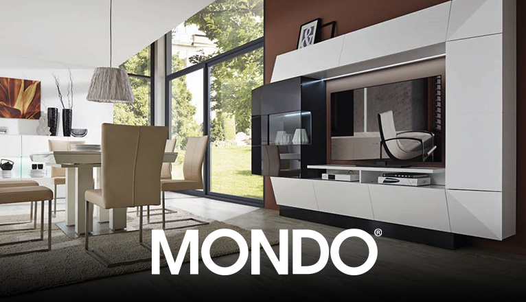 MONDO Wohnen bei Moebel-Shop - Eine MONDO Wohnwand in Hochglanz-Weiß mit Glas-Vitrinenelement und großem Fernseher, angeschnitten ein Essplatz mit hellen MONDO Möbeln, das Wohnzimmer hat große bodentiefe Fenster