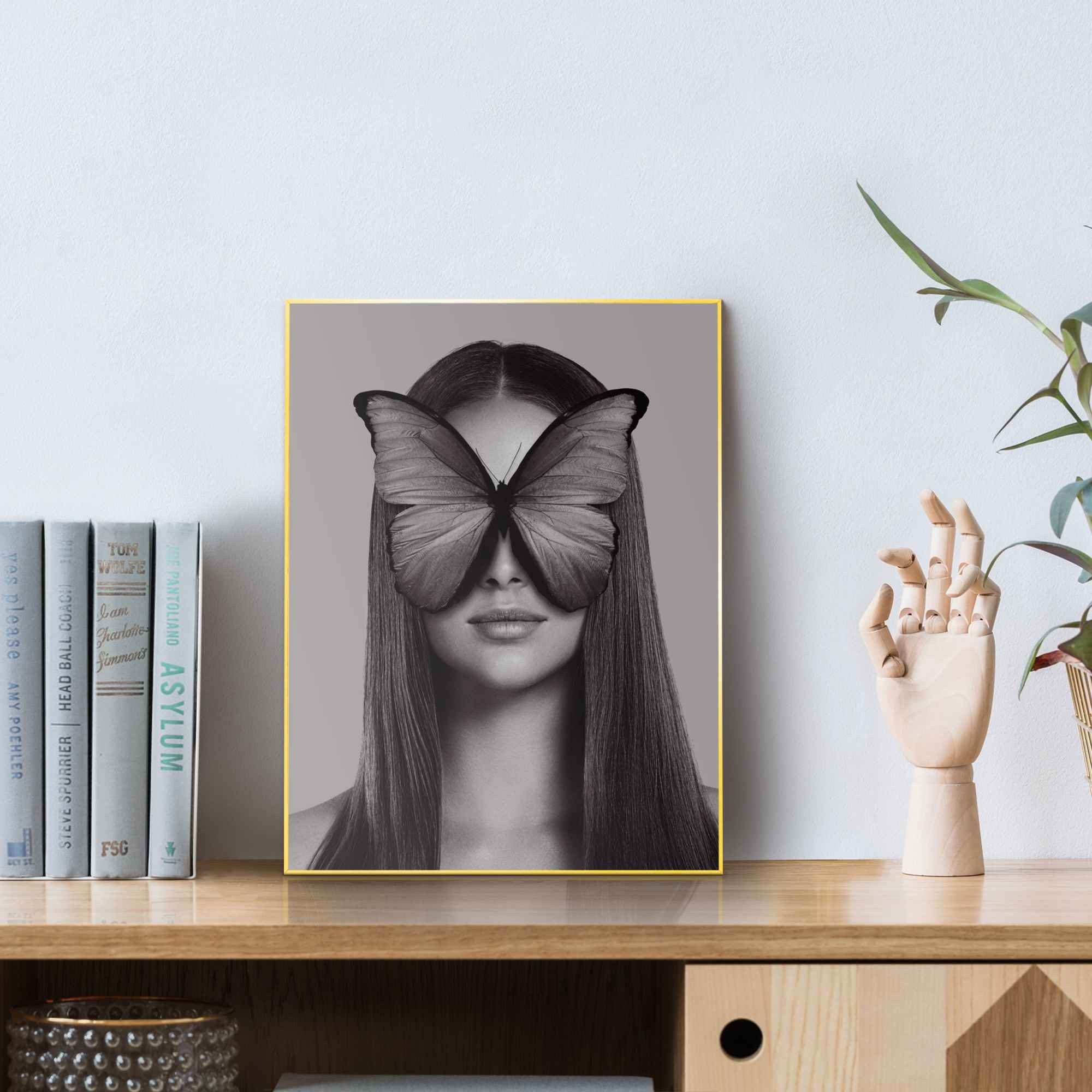 Bild FRAU MIT SCHMETTERLING