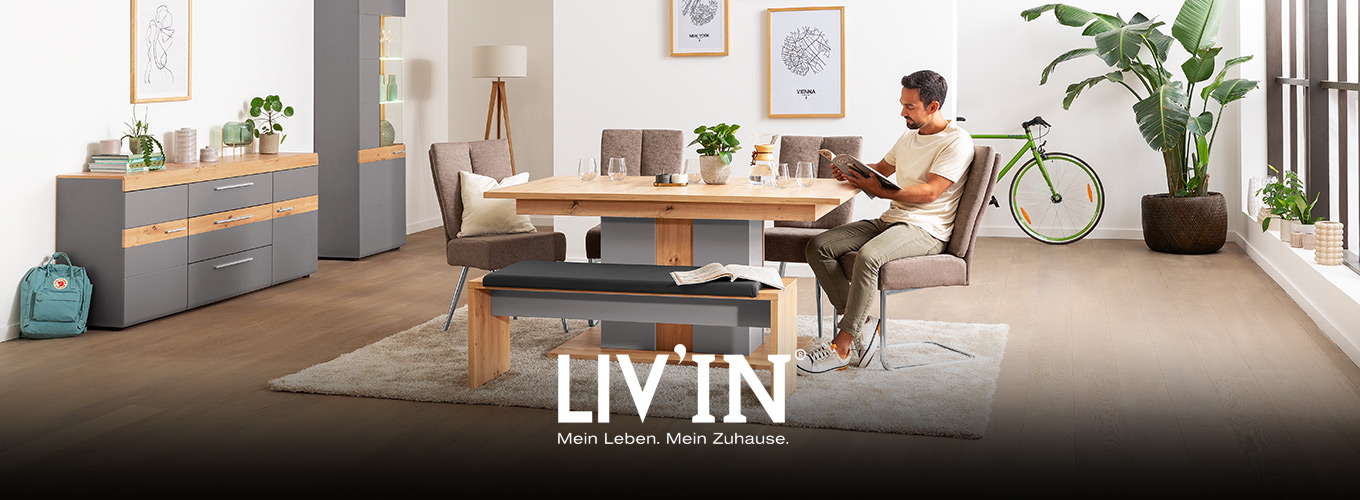 LIV’IN Speisen bei Moebel-Shop - Essgruppe mit Massivholztisch, gepolsterten Stühlen und passender Sitzbank mit Rückenlehne. Sideboard und Vitrine in Grau mit Holzdekor runden das moderne Wohnkonzept ab.