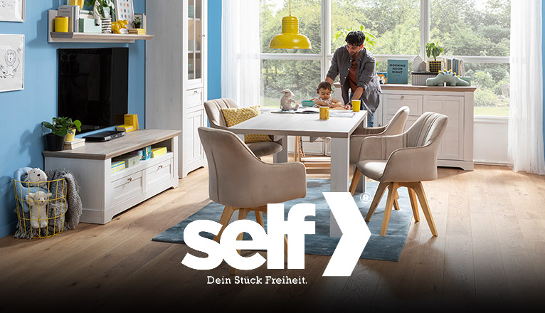 self Speisen bei Moebel-Shop - Esszimmer mit weißem Holztisch, gepolsterten Stühlen, Sitzbank mit Fellauflage sowie Vitrinenschränken und Sideboard im Landhausstil. Helles, wohnliches Ambiente mit Naturakzenten.