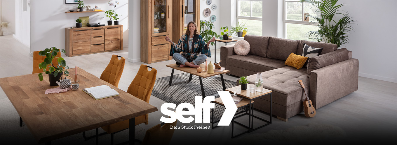 self Wohnen bei Moebel-Shop - Wohn- und Esszimmer mit ausziehbarem Ecksofa in Braun, Couchtischen mit Metallgestell, Essgruppe in Holzoptik und Vitrinen. Wandregal und Sideboard ergänzen das moderne Raumkonzept.