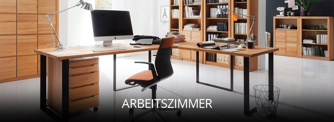 Modernes Arbeitszimmer mit zwei Schreibtischen aus Holz, ergonomischem Stuhl, Regalen voller Bücher und Ordner, hell eingerichtet mit klaren Linien für eine inspirierende Arbeitsatmosphäre