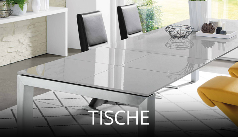 Eleganter Essbereich mit großem rechteckigen Tisch in Glasoptik und stabilem Metallgestell, kombiniert mit modernen Stühlen in Gelb und Schwarz auf hellem Teppich mit geometrischem Muster