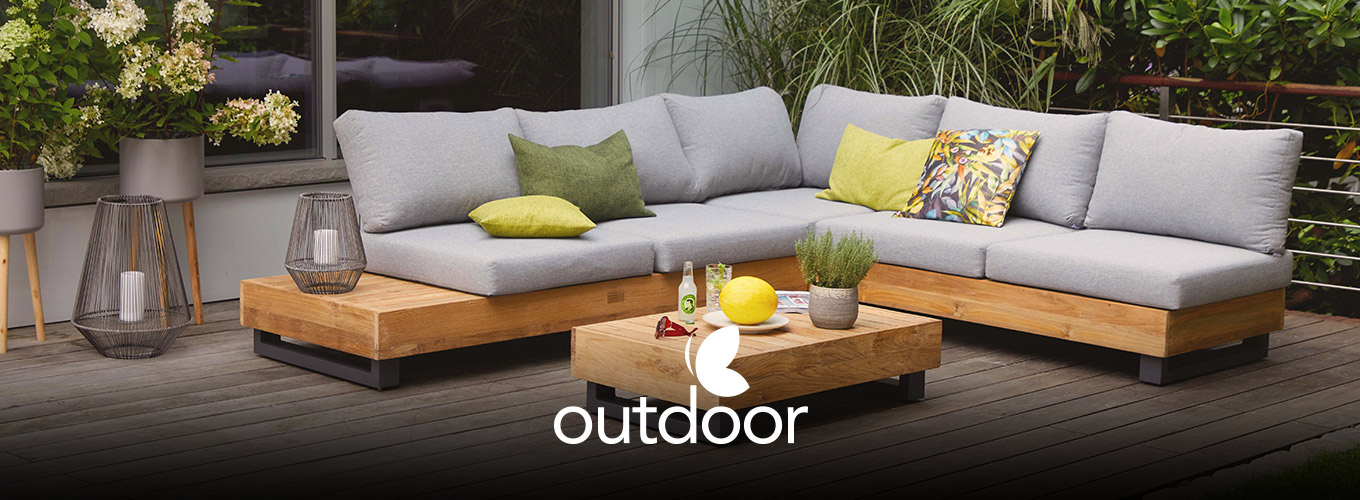 outdoor Lounge-Gruppen bei Moebel-Shop - Eine outdoor Lounge-Ecke mit Alufuß und Holz, dazu passender outdoor Lounge-Tisch auf Terrasse, Grünpflanzen und halbe Fensterfront im Hintergrund