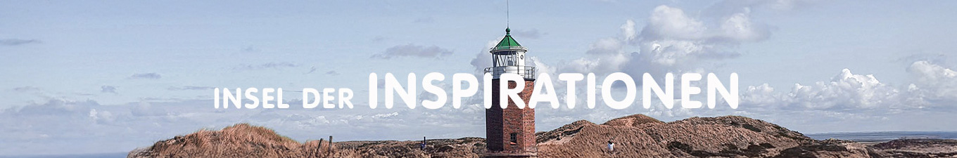 Insel der Inspirationen - Ein kleiner Sylter Leuchtturm inmitten der Dünenlandschaft, im Hintergrund ist auch das Meer zu erkennen