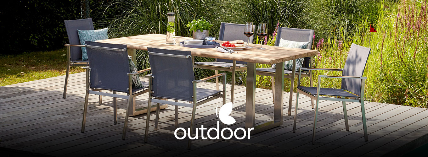 outdoor Gartenstühle bei Moebel-Shop - Ein outdoor Gartentisch mit passenden outdoor Gartenstühlen aus Alu und Holz, bespannt mit einem grauen Kunststoffgewebe, auf einer Terrasse