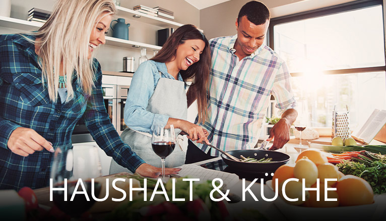 Fröhliche Küchenszene mit drei Personen, die gemeinsam kochen und lachen, umgeben von frischen Zutaten, Kochutensilien und einem Glas Wein, in heller moderner Wohnküche mit viel Tageslicht