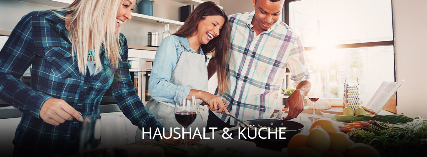 Fröhliche Küchenszene mit drei Personen, die gemeinsam kochen und lachen, umgeben von frischen Zutaten, Kochutensilien und einem Glas Wein, in heller moderner Wohnküche mit viel Tageslicht