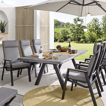 MONDO Garten bei Moebel-Shop - Eine Gartenterrasse mit MONDO Gartenmöbeln in Grau und Anthrazit und einem großen, geöffneten Sonnenschirm in Creme