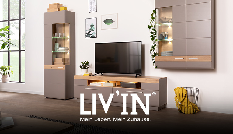LIV’IN Wohnen bei Moebel-Shop - Wohnwand mit TV-Board, Hängevitrine und beleuchteter Standvitrine in Taupe mit Holzakzenten. Klare Linien und viel Stauraum sorgen für ein modernes, wohnliches Ambiente.