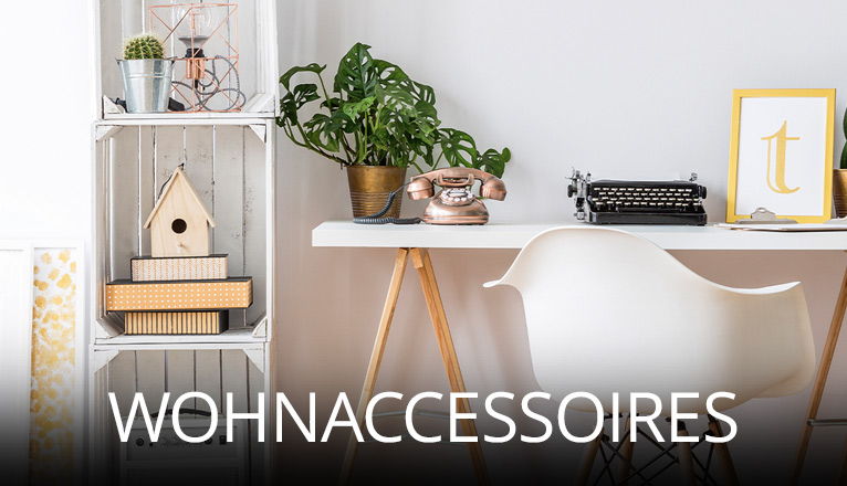 Stilvoll dekorierter Arbeitsplatz mit weißen Möbeln, Pflanzen, Retro-Telefon, Schreibmaschine und Bilderrahmen, ergänzt durch kreative Wohnaccessoires für ein individuelles und gemütliches Ambiente