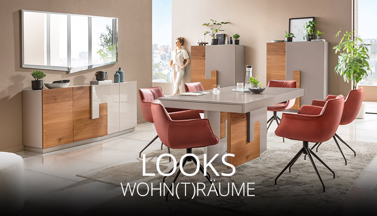 Modern eingerichtetes Esszimmer mit cremefarbenen Wänden, Holzelementen, roten Polsterstühlen und Pflanzen, helle Fensterfront mit Ausblick, schafft stilvolle Wohn(t)räume.