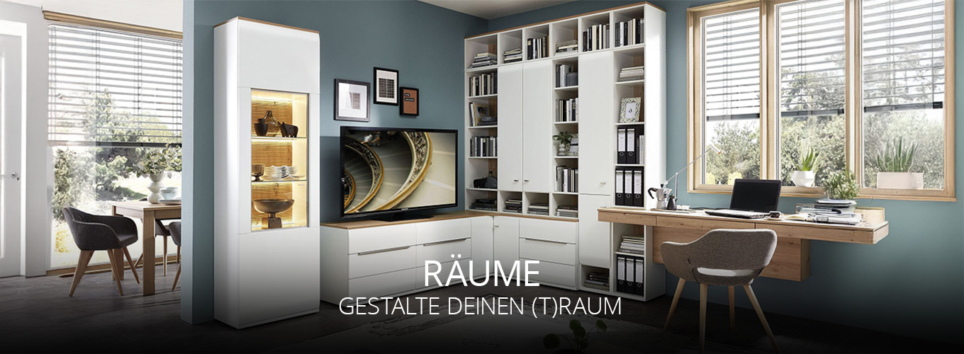 Moderner Wohn- und Arbeitsbereich mit großen Regalen, Schreibtisch am Fenster, dekorativer Vitrine und TV, kombiniert in hellem Design für Inspiration und Funktionalität
