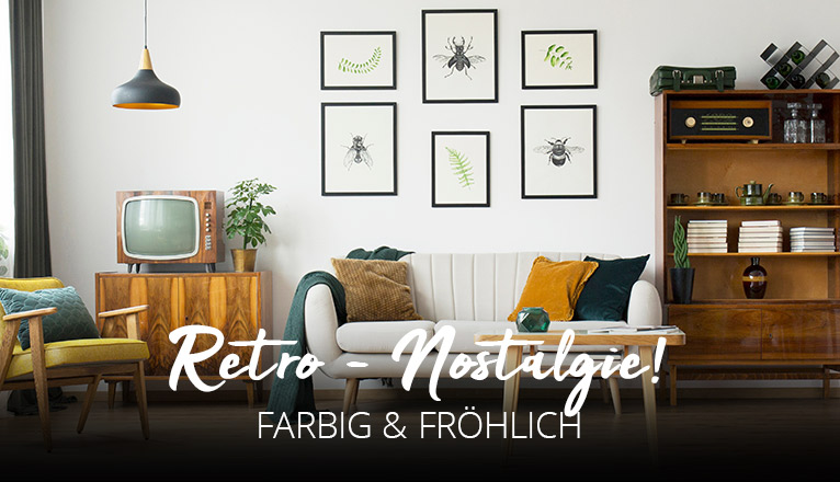 Retro-Nostalgie - Farbig & fröhlich - Wohnzimmer Ambiente mit Holzmöbeln und nostalgischem Fernseher, kräftig farbige Accessoires in Gelb und Dunkelgrün