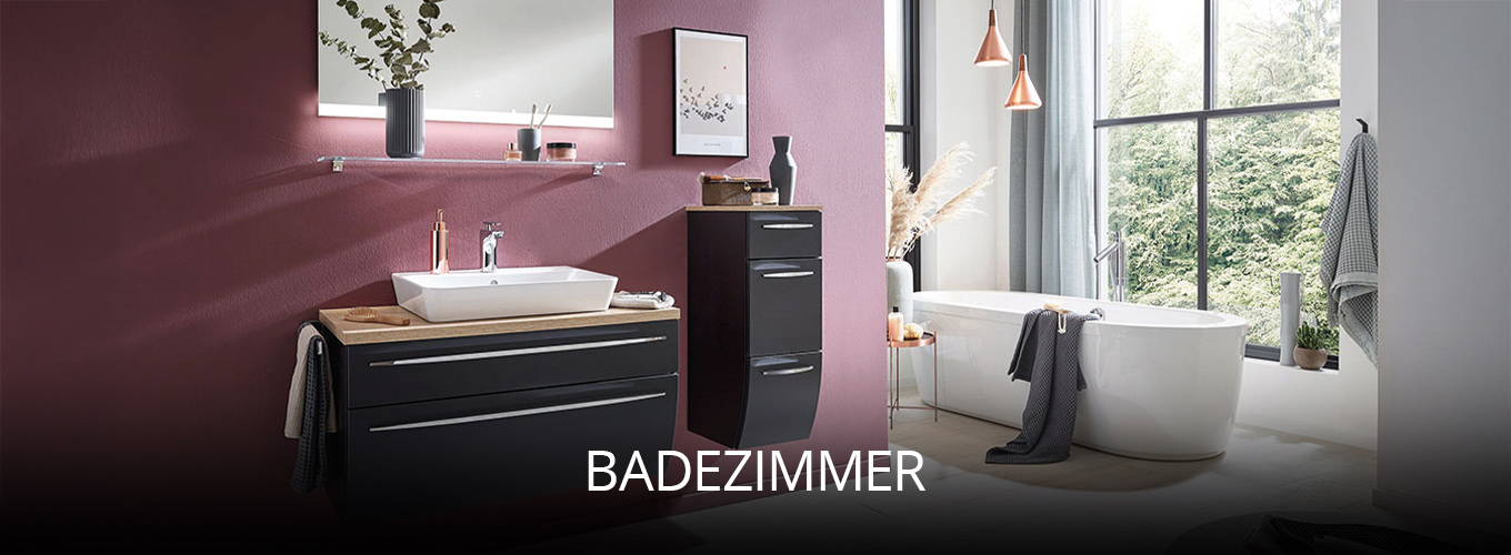 Modernes Badezimmer mit freistehender Badewanne vor großer Fensterfront, stilvollem Waschtisch mit Spiegel, schwarzen Schränken und eleganten Akzenten in warmem Licht für Wellness-Atmosphäre