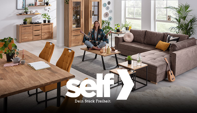self Wohnen bei Moebel-Shop - Wohn- und Esszimmer mit ausziehbarem Ecksofa in Braun, Couchtischen mit Metallgestell, Essgruppe in Holzoptik und Vitrinen. Wandregal und Sideboard ergänzen das moderne Raumkonzept.