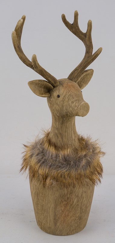 Hirsch mit Fellkragen
