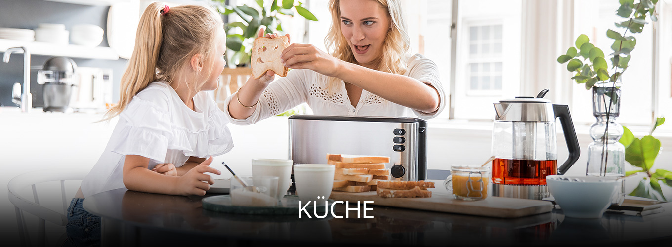 Helle Küche mit modernem Design, Mutter und Kind beim gemeinsamen Frühstück mit Toast und Tee, freundliche Atmosphäre mit natürlichem Licht und stilvollen Details für Genuss und Gemütlichkeit