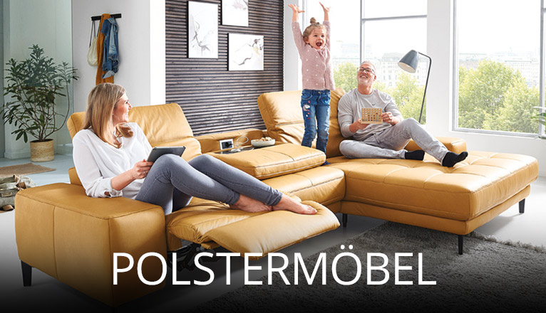 Geräumiges Wohnzimmer mit großer gelber Ledercouch, viel Tageslicht durch Panoramafenster, frischen Pflanzen und einer fröhlichen Familie, die Entspannung und gemeinsame Zeit genießt