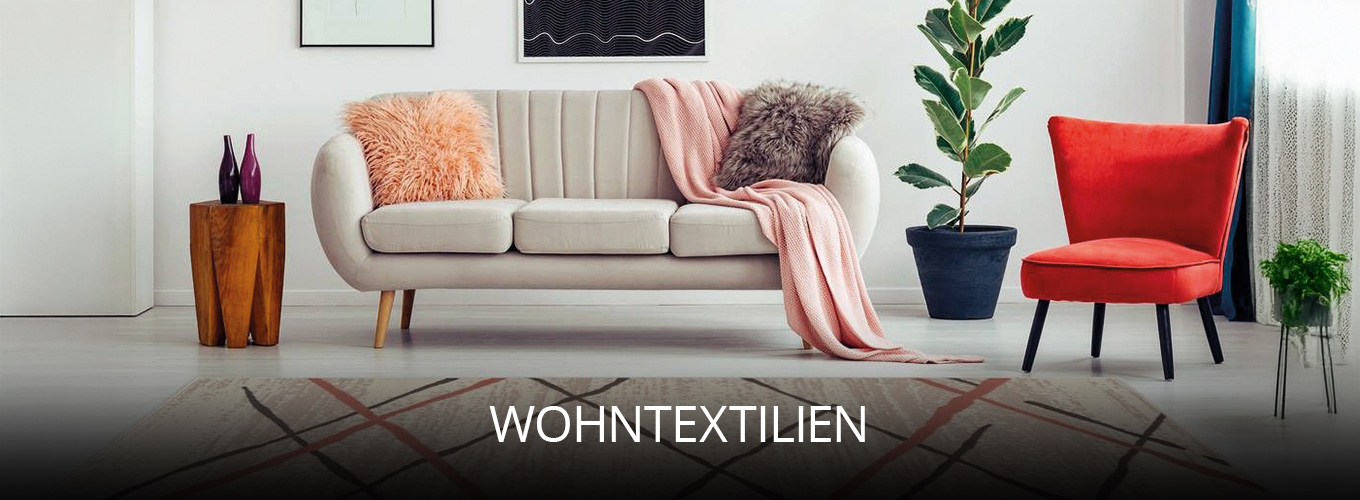 Wohnzimmer mit heller Couch, farbenfrohen Kissen und Decken in Fell-Optik, rotem Sessel und Teppich mit Muster, ergänzt durch Pflanzen und Accessoires für eine gemütliche, stilvolle Atmosphäre