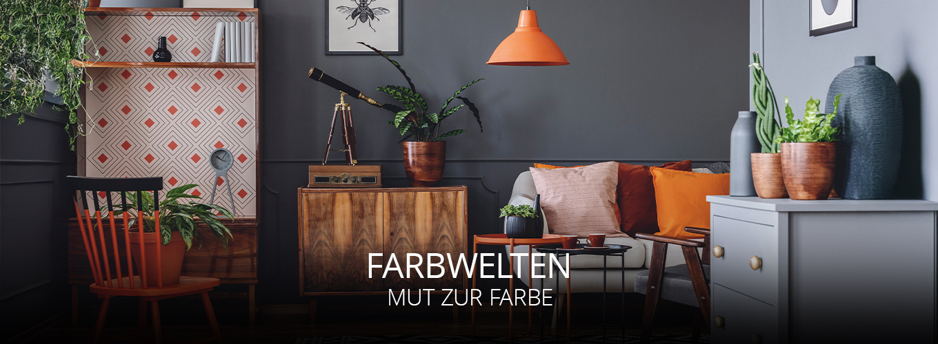 Modernes Wohnzimmer mit grauen Wänden und Akzenten in Orange, Holz- und Pflanzendekoration, gemütliche Sitzecke mit Mut zur Farbe, Inspiration für individuelle Farbwelten.