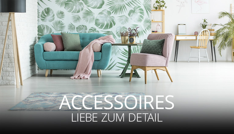 Farbenfroher Wohnbereich mit türkisfarbenem Sofa, roséfarbenem Sessel und dekorativen Kissen, ergänzt durch tropische Tapete, Pflanzen und stilvolle Accessoires für eine frische, gemütliche Atmosphäre