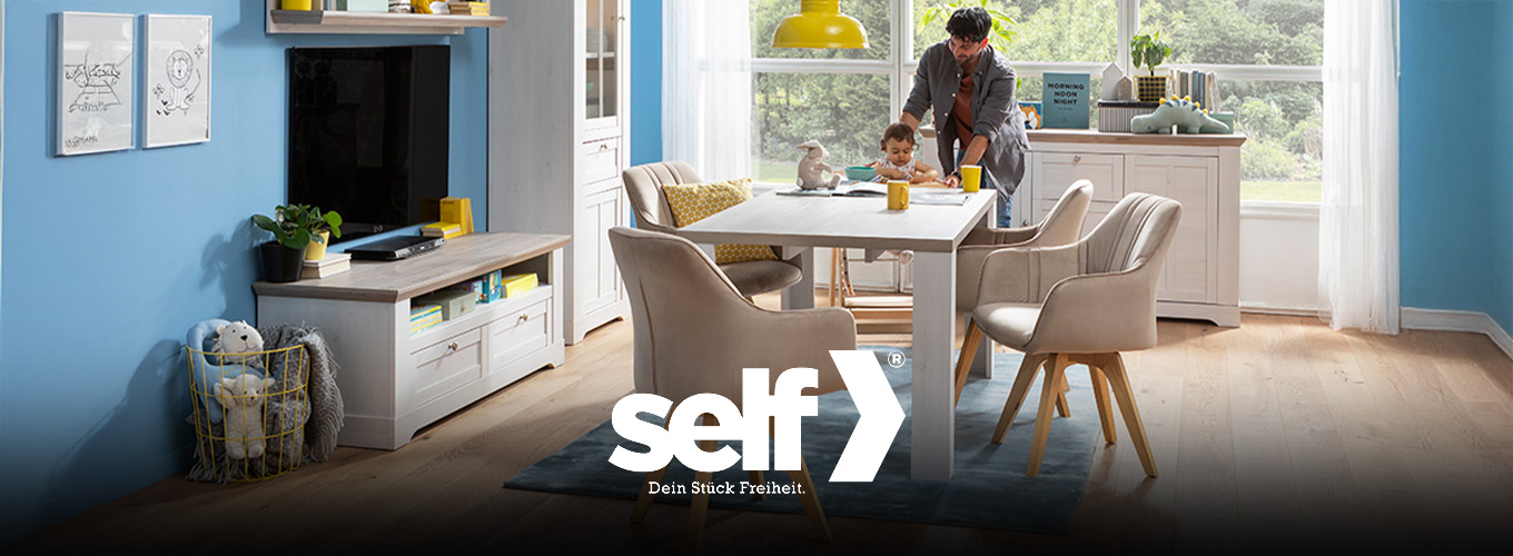 self Speisen bei Moebel-Shop - Esszimmer mit weißem Holztisch, gepolsterten Stühlen, Sitzbank mit Fellauflage sowie Vitrinenschränken und Sideboard im Landhausstil. Helles, wohnliches Ambiente mit Naturakzenten.
