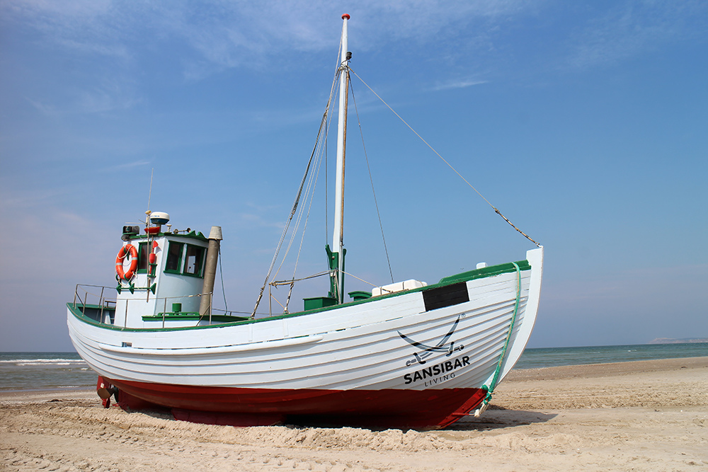 Leinwandbild KUTTER AM STRAND