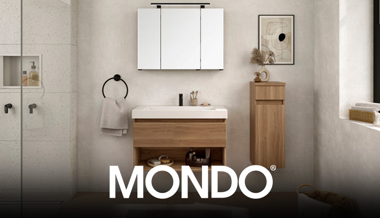 MONDO Badmöbel - Modernes Badezimmer mit hellem Holzwaschtisch, wandhängendem Spiegelschrank, minimalistischer Deko, Handtuchhalter und schlichter Wandgestaltung in natürlichem Beige.