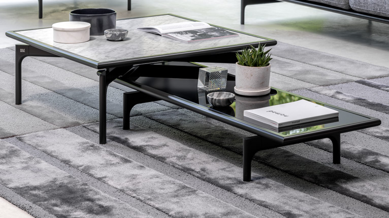 ROLF BENZ Couchtische - Ein moderner ROLF BENZ Couchtisch, bestehend aus zwei gradlinigen, unterschiedlich formatigen und hohen Einzeltischen mit Marmor und Glasplatte auf einem hochwertigen Teppich