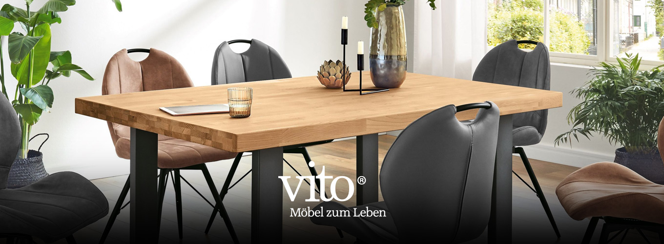vito Speisen bei Moebel-Shop - Ein vito Esstisch mit Holzplatte und Alugestell mit verschiedenen Polsterstühlen in Anthrazit und Braun, auf dem Tisch stehen passende Vasen und Kerzenhalter