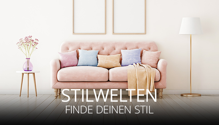 Helles Wohnzimmer mit pastellfarbenem Sofa, vielen Kissen in Rosa, Blau und Gelb, einer Vase mit Blumen auf einem Beistelltisch und einer Stehlampe, ideal für Stil-Inspiration.