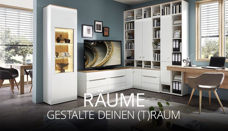 Moderner Wohn- und Arbeitsbereich mit großen Regalen, Schreibtisch am Fenster, dekorativer Vitrine und TV, kombiniert in hellem Design für Inspiration und Funktionalität