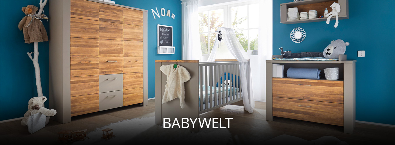 Modernes Babyzimmer mit Holzschrank, Kinderbett mit Baldachin und Wickelkommode, dekoriert in warmen Naturtönen und blauer Wandfarbe, gestaltet für Geborgenheit und Funktionalität